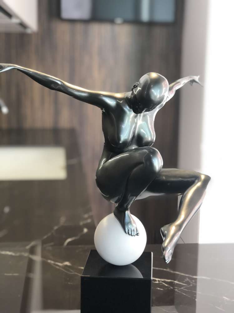 Scultura in resina Woman Sphere
