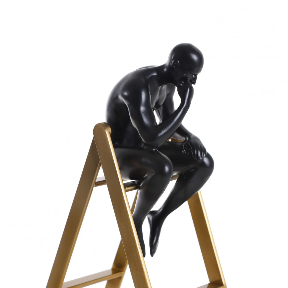 Scultura in resina e ferro filosofo sulla scala