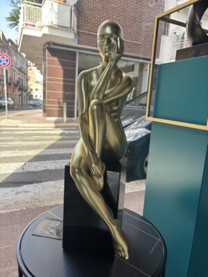 scultura-in-resina-l'attesa-silenziosa-nero-oro-sensualità