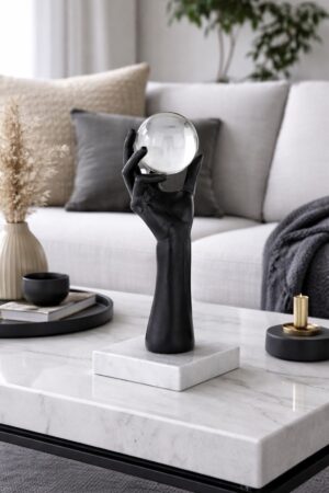 scultura-in-resina-matt-hand-whith-sphere-ambienti-glamour-mano-con-sfera (2)