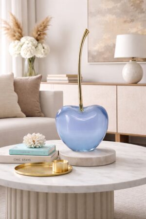 scultura-in-resina-trasparente-ciliegia-blu-ambienti-glamour