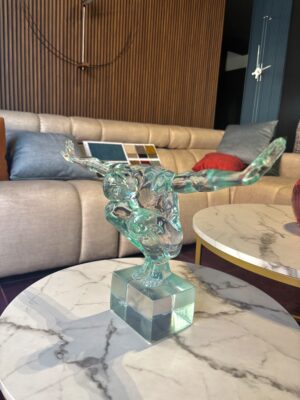 scultura-in-resina-trasparente-equilibrio-novità-blu-cobalto-verde-acqua-blue-sportman-ambienti-glamour (1)