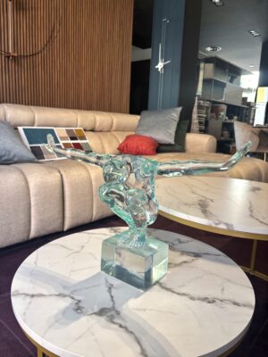 scultura-in-resina-trasparente-equilibrio-novità-blu-cobalto-verde-acqua-blue-sportman-ambienti-glamour (2)